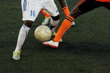 球员射门瞬间立足脚腾空引热议（配图示意）
